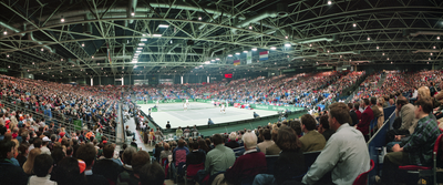 823389 Afbeelding van de Davis Cup-tenniswedstrijd Nederland-Duitsland in de Prins Willem Alexanderhal van de ...